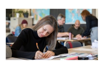 Les enseignants de l'éducation des adultes  ne font que répondre aux questions sans enseigner au groupe. Pourquoi ?