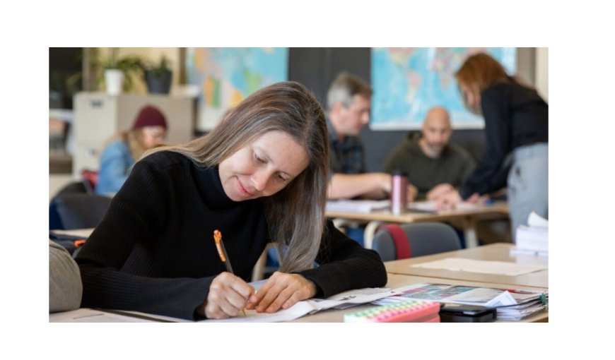 Les enseignants de l'éducation des adultes  ne font que répondre aux questions sans enseigner au groupe. Pourquoi ?